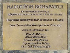 Plaque installée au pied du monument